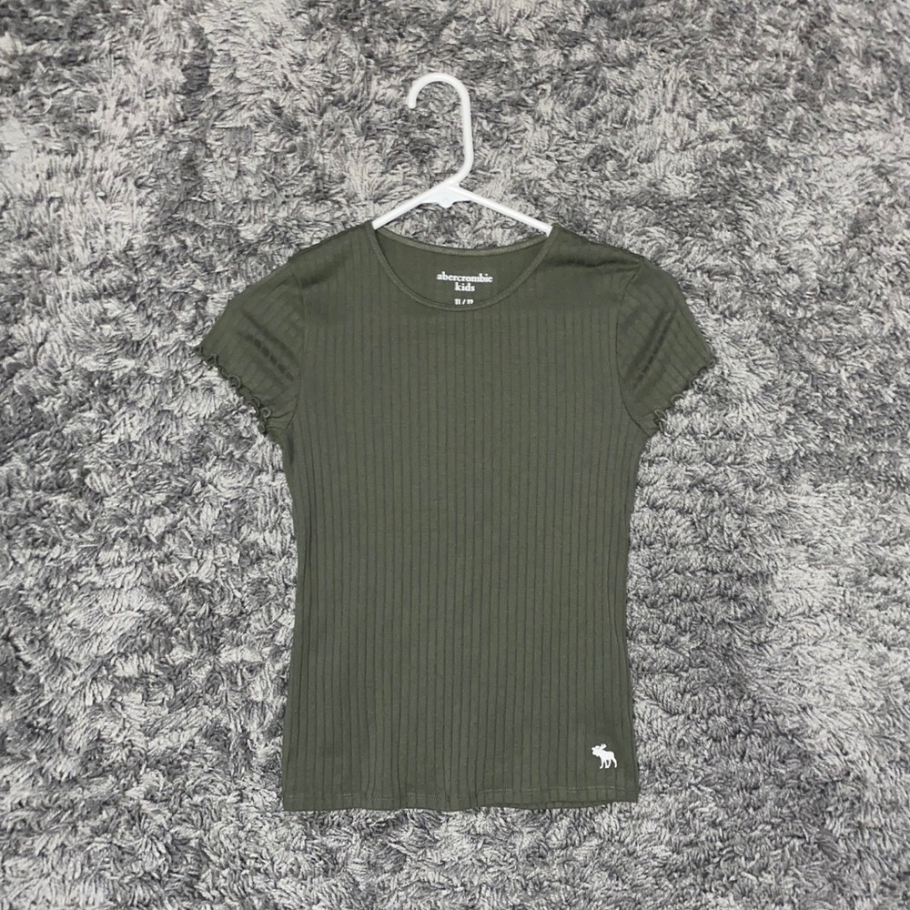 Abercrombie Kids || green tee shirt